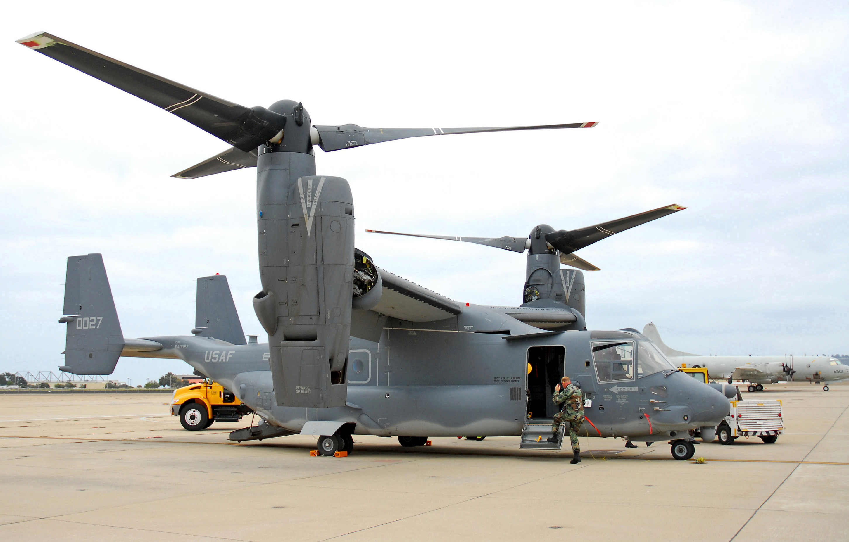 Public-domain side view photograph of a V-22 Osprey in flight